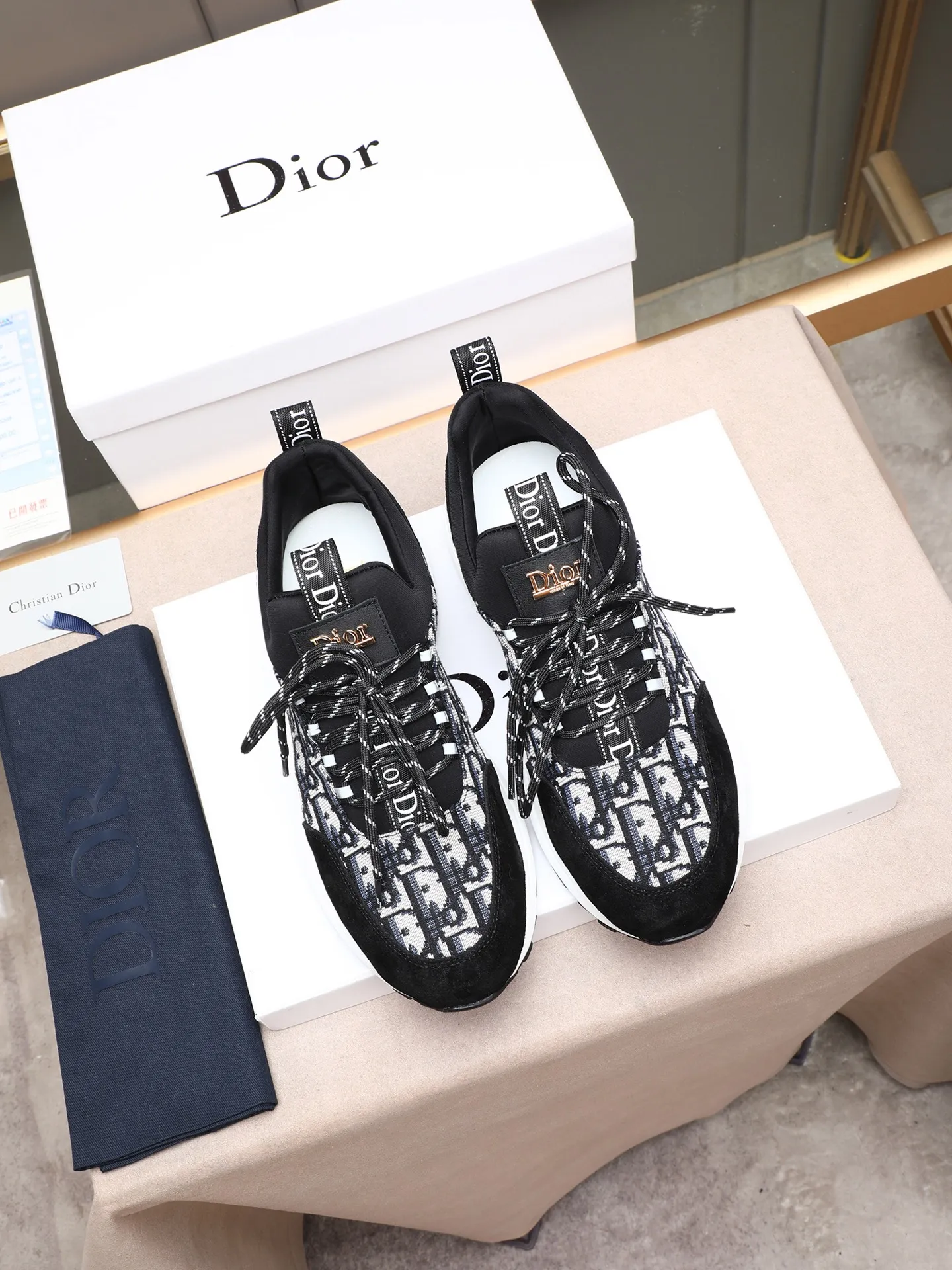 Men's shoes 💰440 💰Dior [Dior] 😘😘High-end series of casual men's shoes, simple and elegant👍👍👍The upper is made of first-layer genuine leather spliced ​​with Dior's special material [sun][sun]; imported first-layer sheepskin lining; special outsole, wear-resistant, lightweight, the overall design is harmonious and unified without lacking personality 👣🌟✨You deserve it! 3 colors😍Sizes 38~44. (45 custom-made) The picture above is a big seller🔥🔥🔥